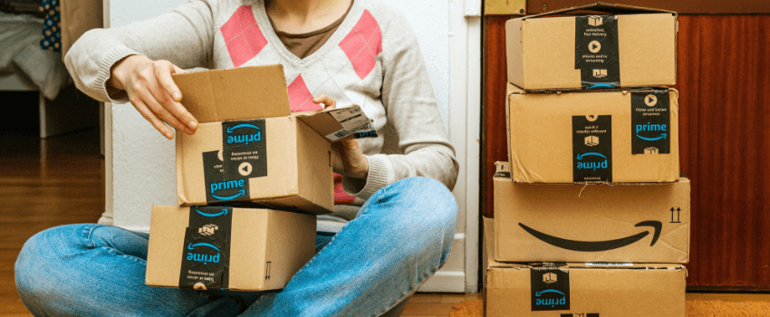 mujer desempaquetando cartón amazon